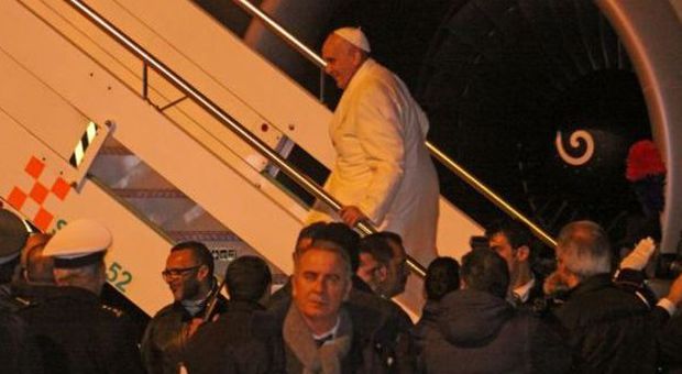 Papa Francesco sale sull'aereo che lo porterà in Sri Lanka (Ansa)