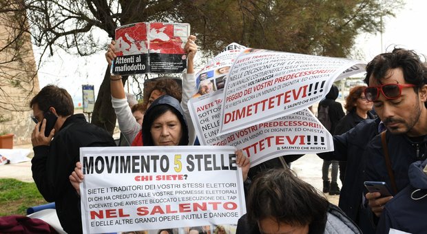 Proteste contro il Tap a San Foca, Melendugno, in provincia di Lecce. Di Maio: risarcimento anche più alto di 20 miliardi