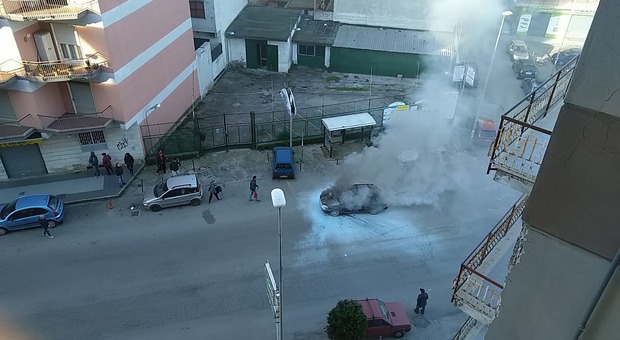 Auto con impianto gpl in fiamme nel Napoletano: panico tra i residenti
