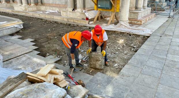 Al via i lavori per salvare la Basilica di San Marco, i turni degli operai in base alle maree