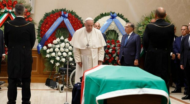 Papa Francesco alla camera ardente di Napolitano: perché la visita a sorpresa che ha spiazzato (anche) il Vaticano?