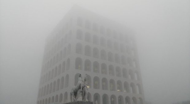 Roma avvolta nella nebbia, l'ironia dei social: "Ecco, questa è la cura milanese di Tronca"