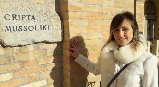 Post vicino alla cripta di Mussolini: consigliere comunale finisce nei guai