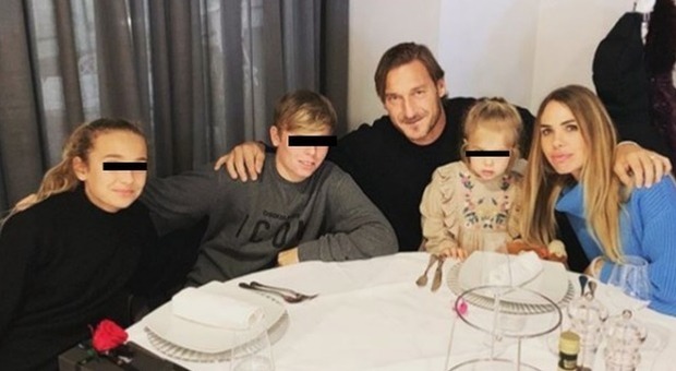 Francesco Totti, Ilary Blasi e la rara foto di famiglia: «Con voi è sempre San Valentino»