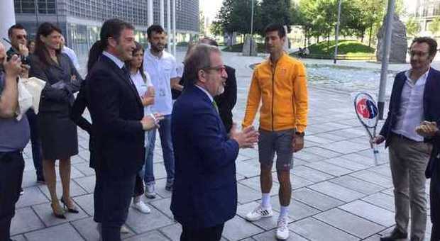Djokovic a Milano: tennis con i bambini sotto il Pirellone