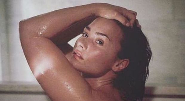 Demi Lovato nuda, foto hot su Instagram: «Senza vestiti, senza ritocchi»