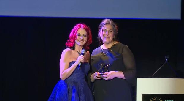 Claudia Crocione a destra nella foto durante la premiazione a Bruxelles