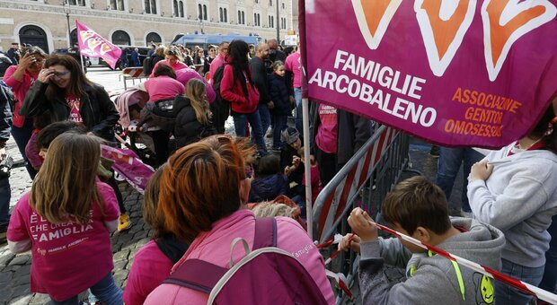 Padova, impugnati 33 atti di nascita di bambini con due mamme. La Procura: «Sono illegittimi»