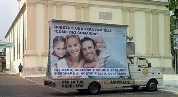 Il parroco anti-gay piazza un camion fuori dalla chiesa: "Ecco la vera famiglia come Dio comanda"