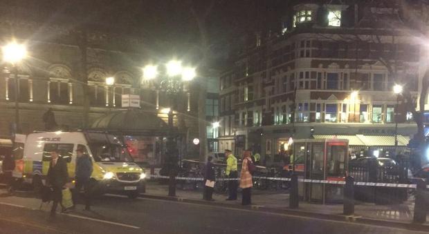 Londra, donna in ostaggio in un ristorante italiano: uomo la minaccia con un coltello