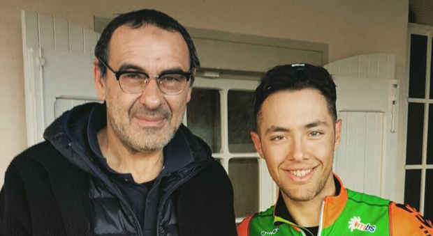 Sarri incontra il ciclista Albanese: «Grandissimo uomo di sport»