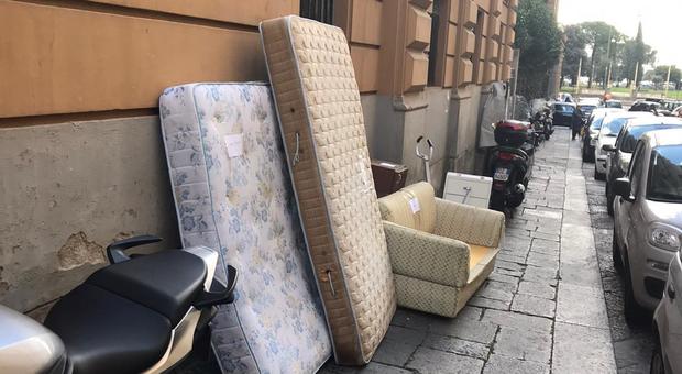 Rione Sirignano, mobili e materassi usati per strada da una settimana: l'Asia dimentica di prenderli