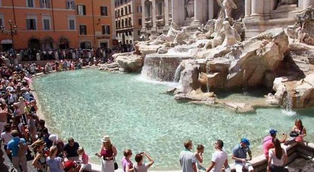 Fontana di Trevi, restauro con vista: da domani una passerella per i turisti