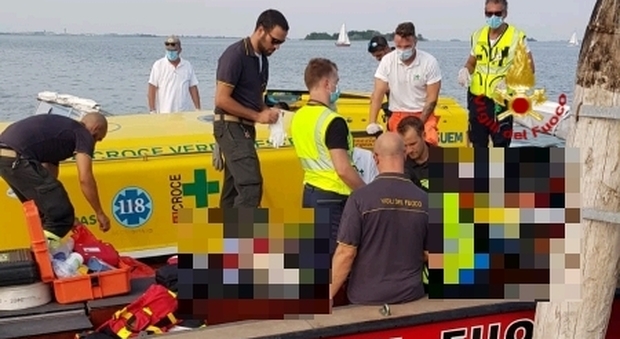 Incidente nautico in laguna: barchino contro bricola, tre feriti, uno è grave