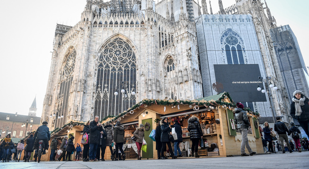 Shopping sì-vax. Piazza Duomo, dopo 2 anni tornano i mercatini di Natale