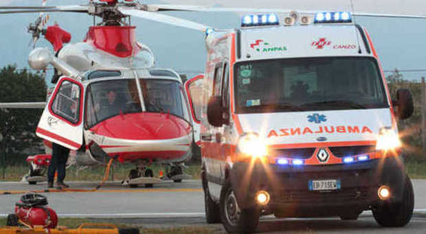 Maggiolone si ribalta sull'Aurelia: due bambini feriti in ospedale con l'elicottero