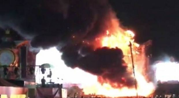 Barcellona, brucia il palco di Tomorrowland: 20mila evacuati