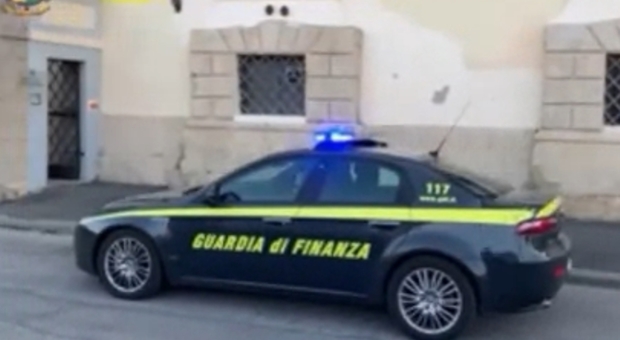 Tocca anche l’Umbria l’operazione criminale a colpi di truffe tra tra Italia, Gran Bretagna e Emirati Arabi Uniti smantellata dalla guardia di finanza di Livorno