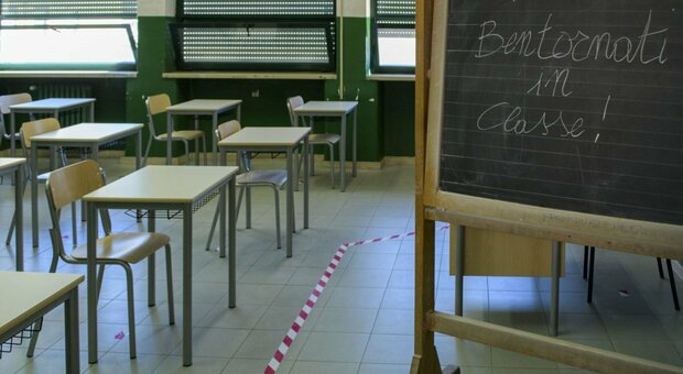 La scuola taglia 130 banchi e risparmia 110mila euro: «I tavoli monoposto ce li siamo fatti da soli»