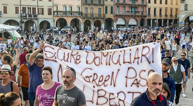 La manifestazione dei no green pass a Padova