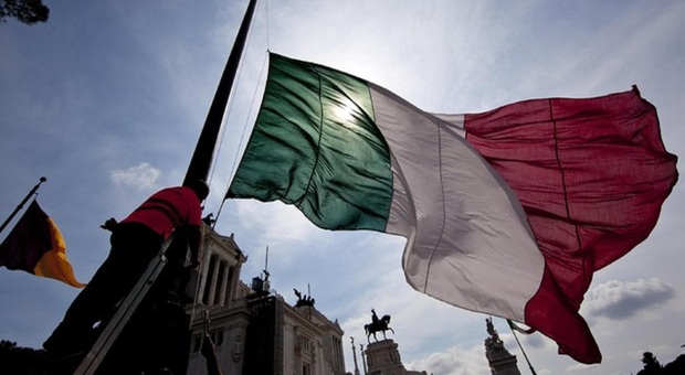 Italiani pessimisti sul futuro: bollette incubo, risparmi intaccati, inflazione. Si salva solo Mattarella: il rapporto Eruispes