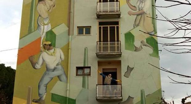 Murales ormai pronto, arrivano le critiche Animali: «Quartiere in abbandono»