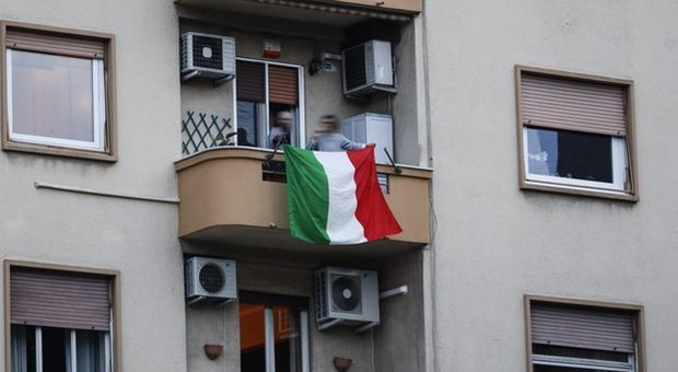 Coronavirus, i balconi di casa nuovi social dell'Italia in trincea