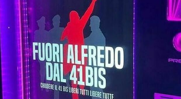Messaggi anarchici per Cospito sui distributori di sigarette: "Fuori Alfredo dal 41bis"