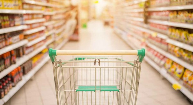 Supermercato aumenta i prezzi fino al 94%: «Adeguati ai danni ambientali»