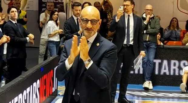 L'Happy Casa Brindisi batte Treviso dell'ex Vitucci. Coach sommerso dagli applausi. La salvezza resta a -4