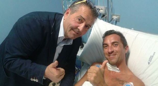 Dopo il malore in campo, il giocatore di Alba Adriatica abbraccia l'arbitro che gli ha salvato la vita