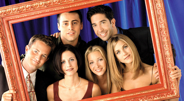"Friends" di nuovo insieme: il cast si riunisce per uno speciale dedicato al regista