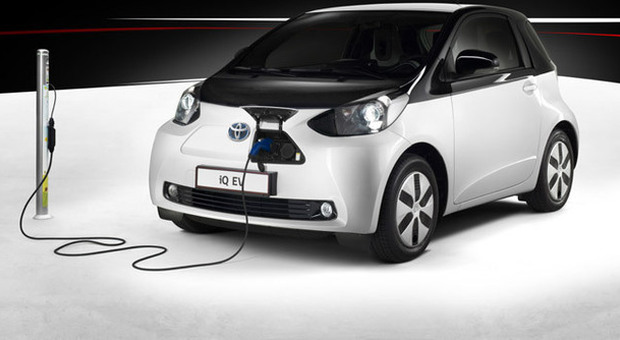 La Toyota iQ-EV alla colonnina di ricarica: con 15 minuti ricarica l'85% della batteria al litio