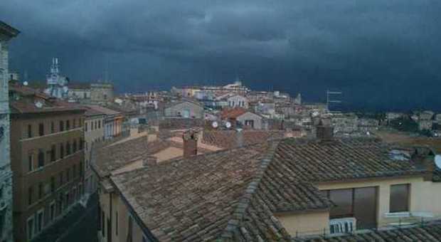 Maltempo, nuvole da Armageddon su Perugia: fulmini e black out