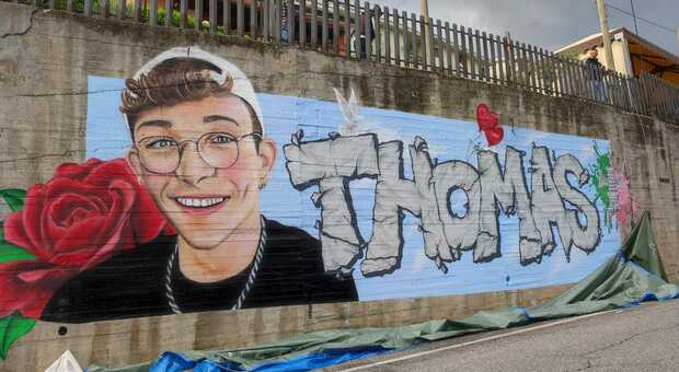 Inaugurato il murale per Thomas Bricca, la madre: «Oggi è la festa della mamma, faccio gli auguri anche a me»
