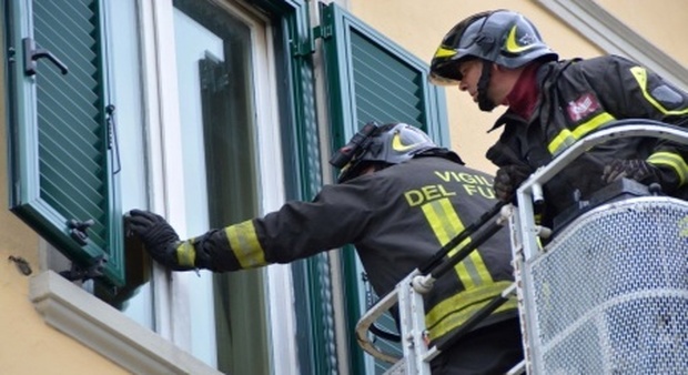 Venezia, «C'è un braccio che penzola», donna trovata morta sul terrazzo