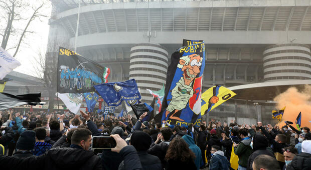 Milano, derby scudetto: migliaia di tifosi davanti a San Siro. Salta il distanziamento. Tensione tra gli ultrà