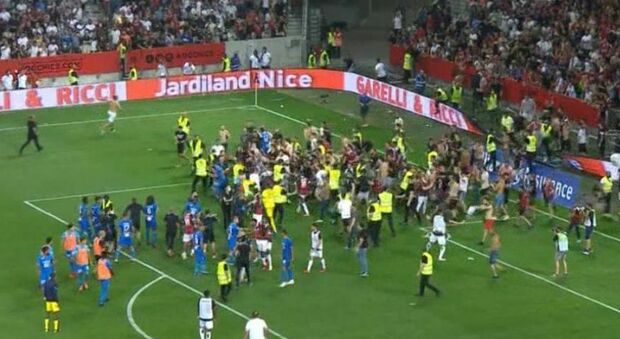 Nizza-Marsiglia sospesa in Francia: tifosi in campo, c'è anche un ferito