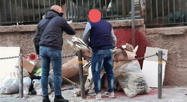 Napoli, rifiuti speciali contenenti amianto sversati sul mariapiede: multa da 500 euro uomo ai Quartieri Spagnoli