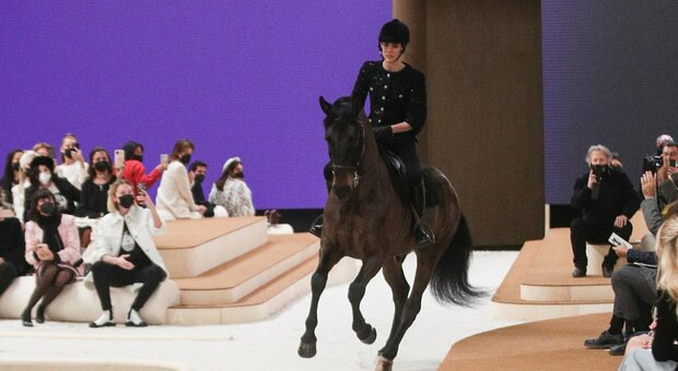 Charlotte Casiraghi a cavallo apre la sfilata Chanel a Parigi
