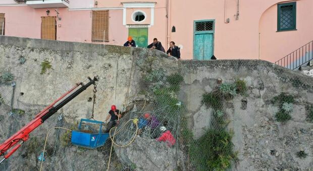 L'intervento di messa in sicurezza ad Amalfi