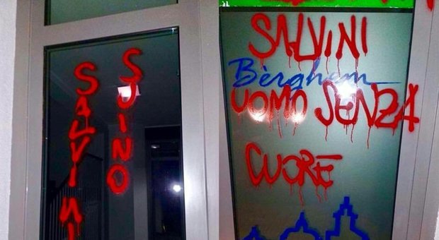 Imbrattata sede Lega a Bergamo, Salvini: «Andiamo avanti»