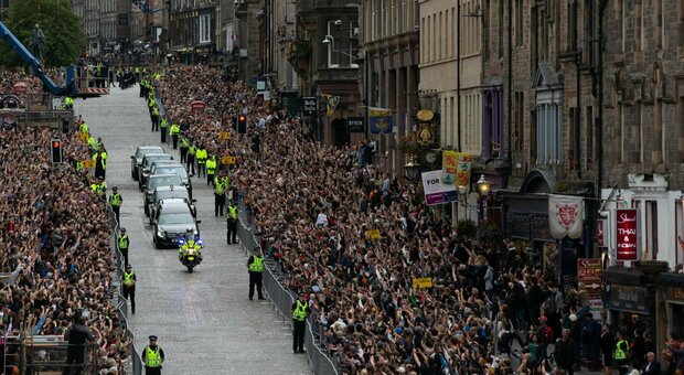 L'omaggio di Edimburgo alla Regina Elisabetta Ali di folla lungo il percorso, il feretro a Holyrood
