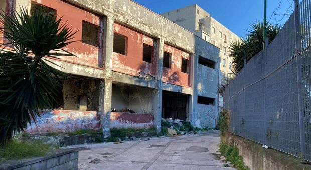 L'edificio abbandonato a Ponticelli dove sorgerà il Polo dell'inclusione