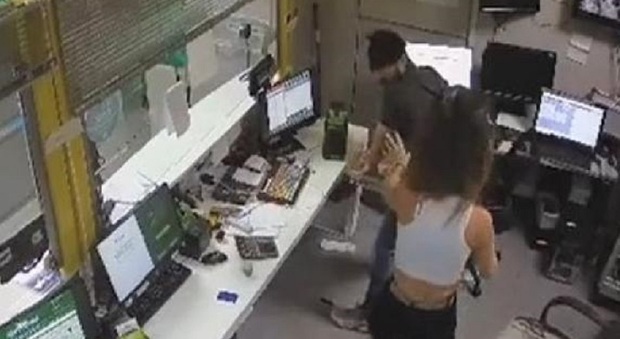 La scena della rapina ripresa dalle telecamere