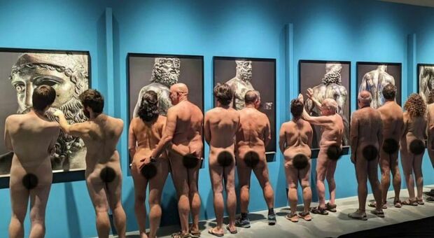 Al museo completamente nudi: le foto dei naturisti a Barcellona fanno il giro del web