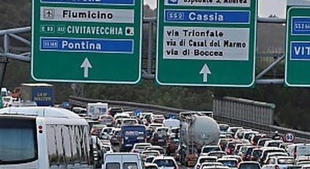 Roma-Fiumicino, schianto in moto: centauro incastrato su guardrail: strada chiusa, traffico in tilt