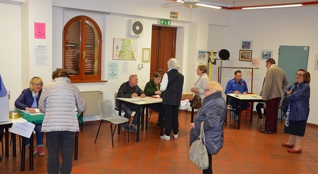 Le primarie del Pd in un seggio di Ancona (Foto Video Carretta)
