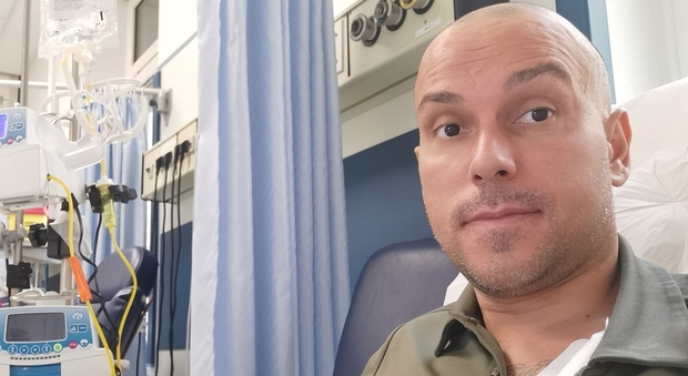 Alessandro, 38 anni, ha un tumore allo stadio terminale. La speranza in un farmaco negli Stati Uniti: «Servono 20mila euro ogni 21 giorni»