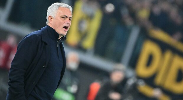 immagine Mourinho, la battuta sulla sigaretta di Sarri accende il derby (ma nasconde una verità) 